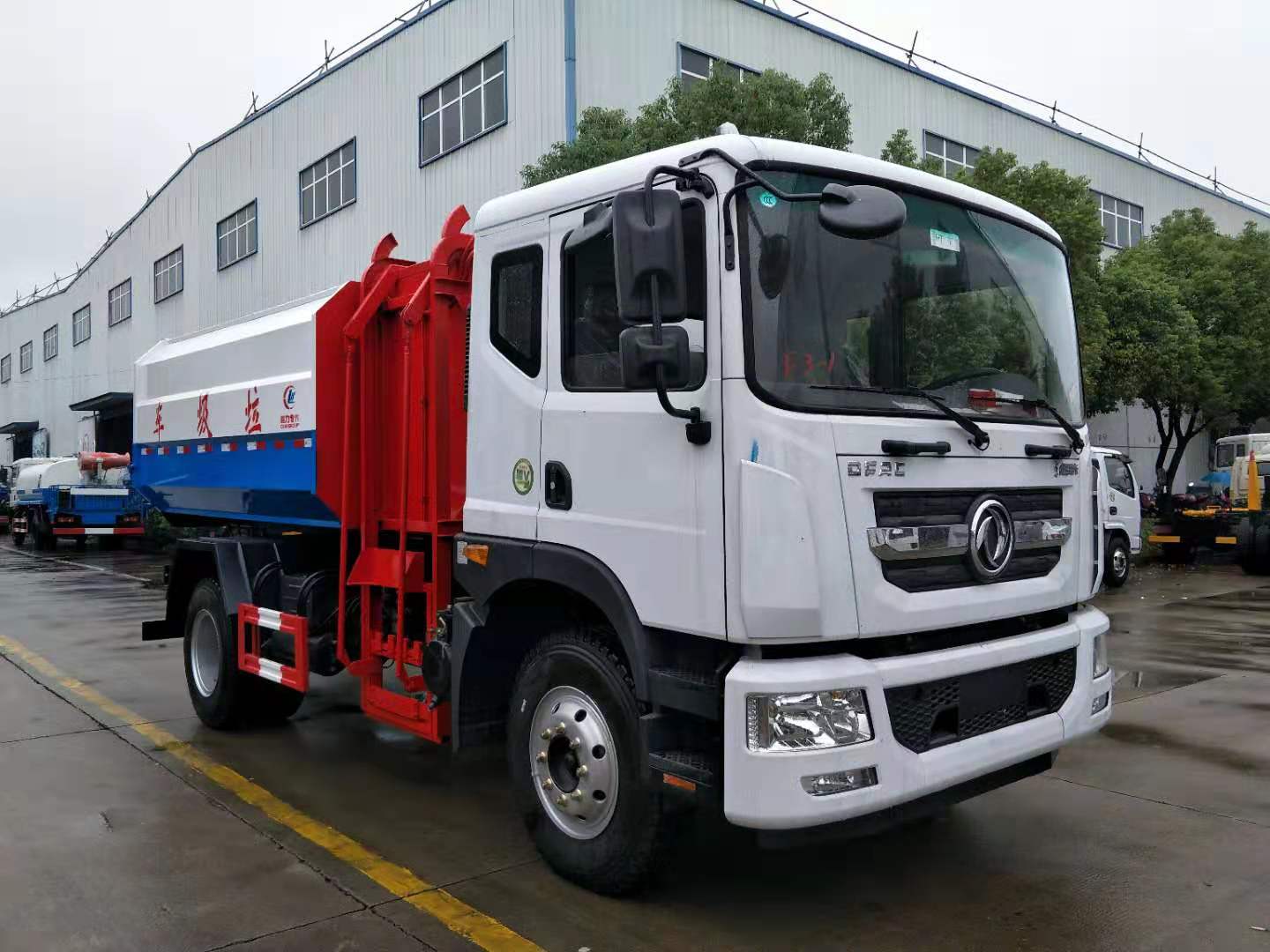 東風D9掛桶式垃圾車