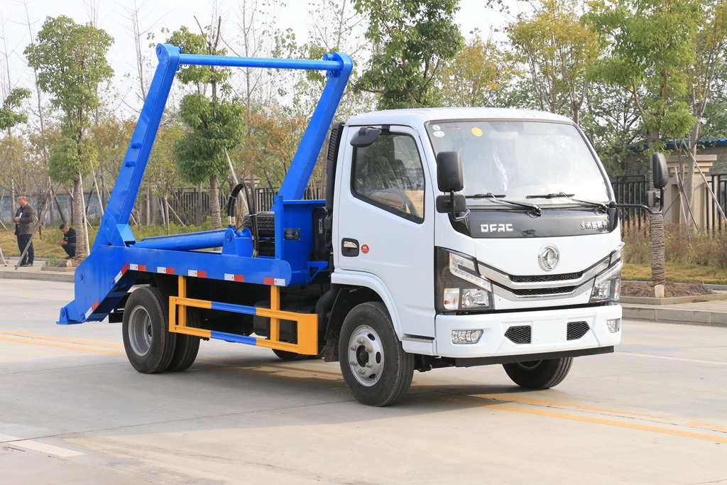 東風(fēng)小多利卡擺臂垃圾車